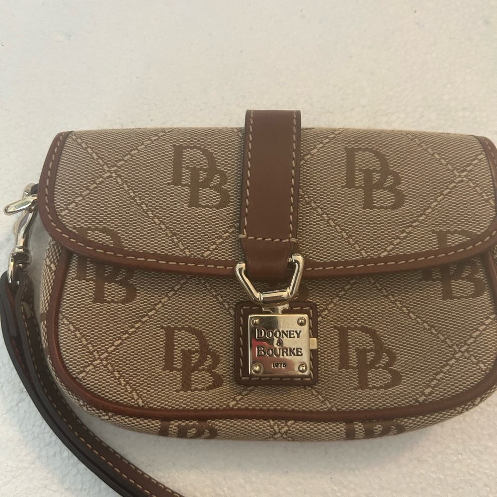 Dooney & Bourke light brown tan monogram wristlet gold front lock - Picture 4 of 8